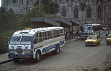 862_Straatbeeld met bussen en taxi's, Quito